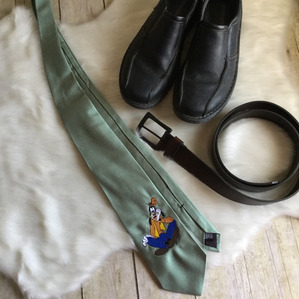 Roundtree & Yorke Goofy Embroidered Green Silk Tie - Picture 5 of 6